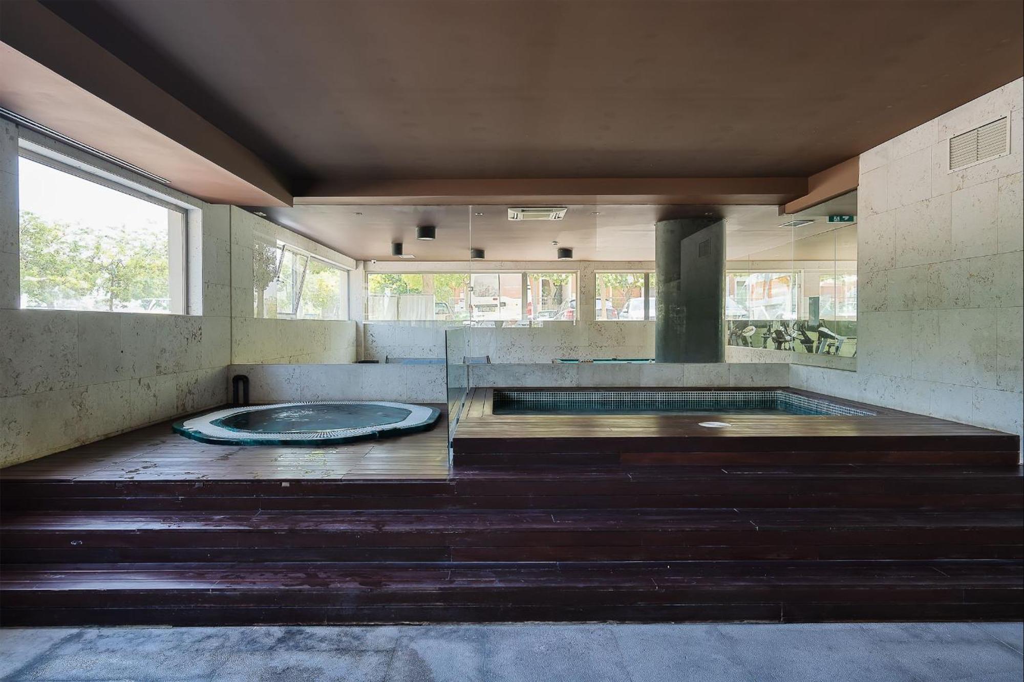 2 Bdr W/pool And Jacuzzi By Lovelystay
